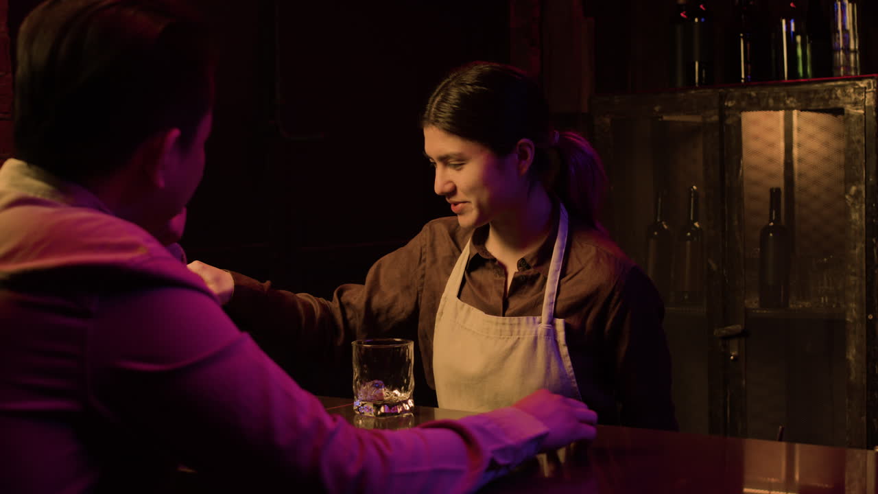 클라이언트가 바텐더와 이야기하고 있습니다.