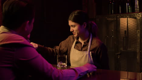 el cliente habla con el barman.