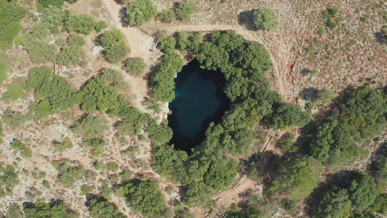 vista aérea ascendente lago de agua clara natural, cueva de melissani, grecia