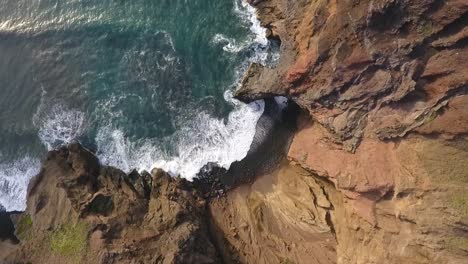 Costa-Rocosa,-La-Vista-De-Un-Volcán-Colapsado