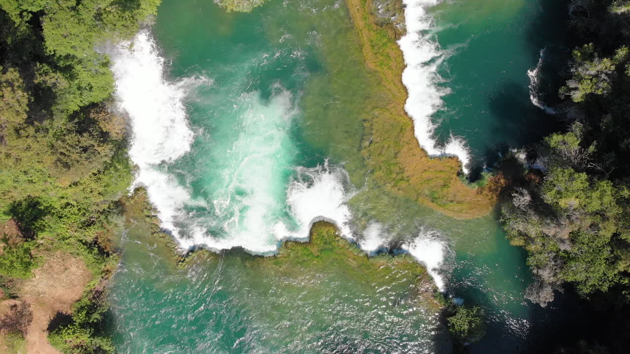 antena de las famosas cascadas de escaleras en el hermoso parque nacional krka, croacia