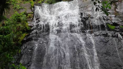 El-Agua-Cae-En-Cascada-Por-La-Ladera-De-Una-Montaña-Rocosa-En-Puerto-Rico