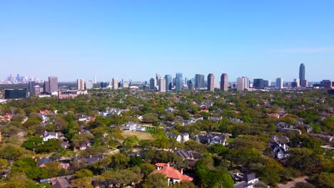 Eine-Luftaufnahme-Eines-Vorortes-Mit-Einer-Skyline-Dahinter,-Bei-60-Bildern