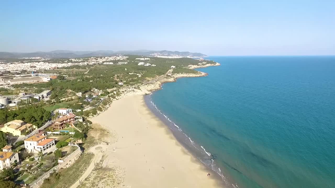 la playa de un pueblo mediterráneo