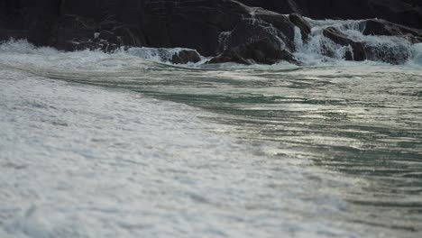 Un-Primer-Plano-De-Las-Olas-Derramándose-En-La-Playa-De-Arena