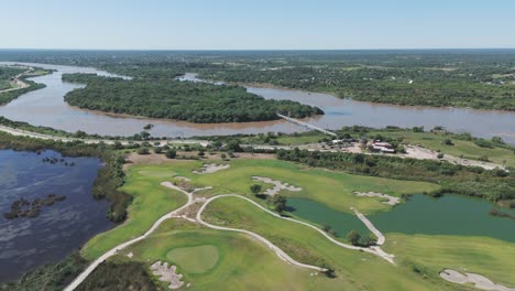 Ein-Herrlicher-Golfplatz,-Aufgenommen-Aus-Der-Drohnenperspektive-In-Termas-De-Río-Hondo,-Santiago-Del-Estero,-Argentinien,-Südamerika