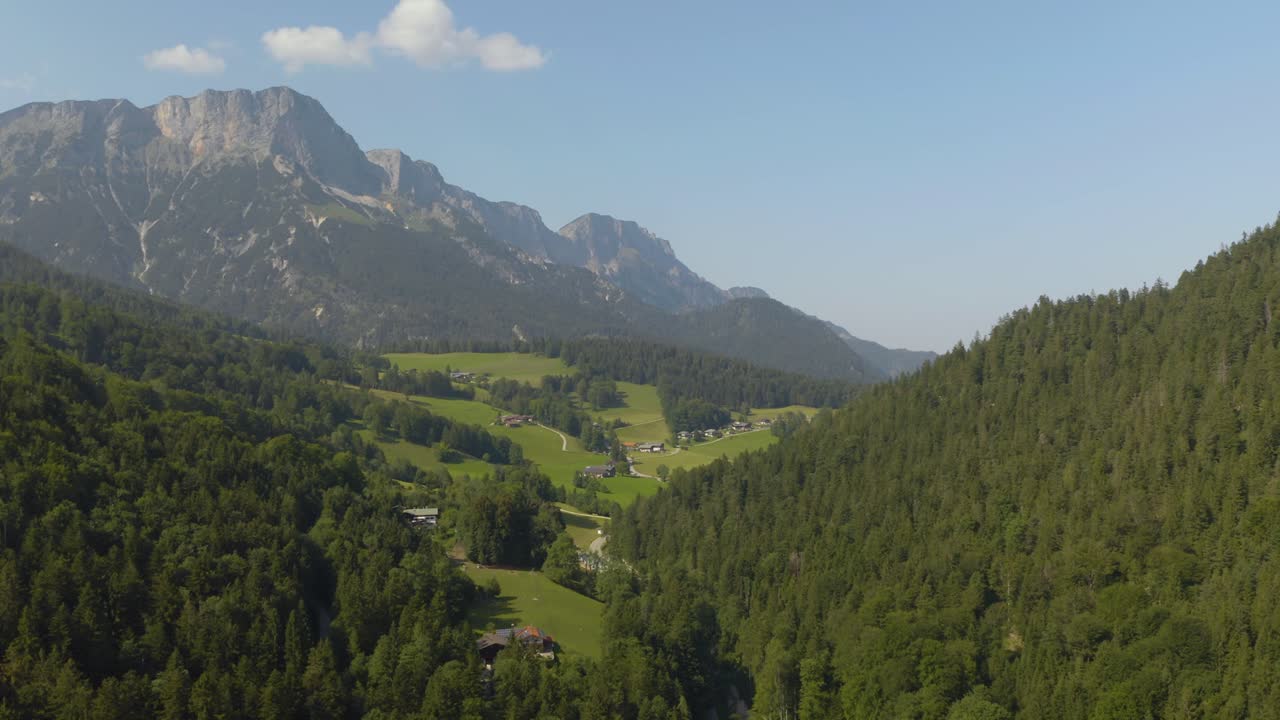 Veduta a volo d'uccello di una catena montuosa alpina europea in campagna in una giornata estiva.
