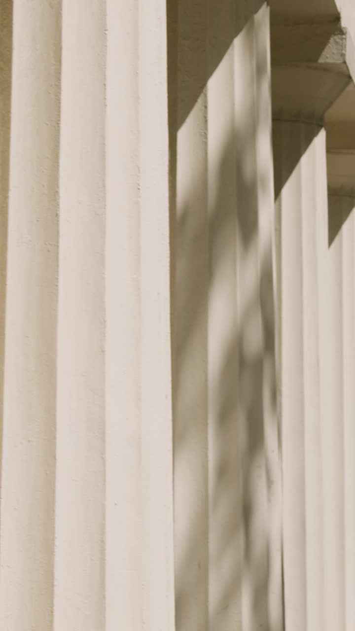 런던에 있는 ica 갤러리 건물 외관의 수직 영상.