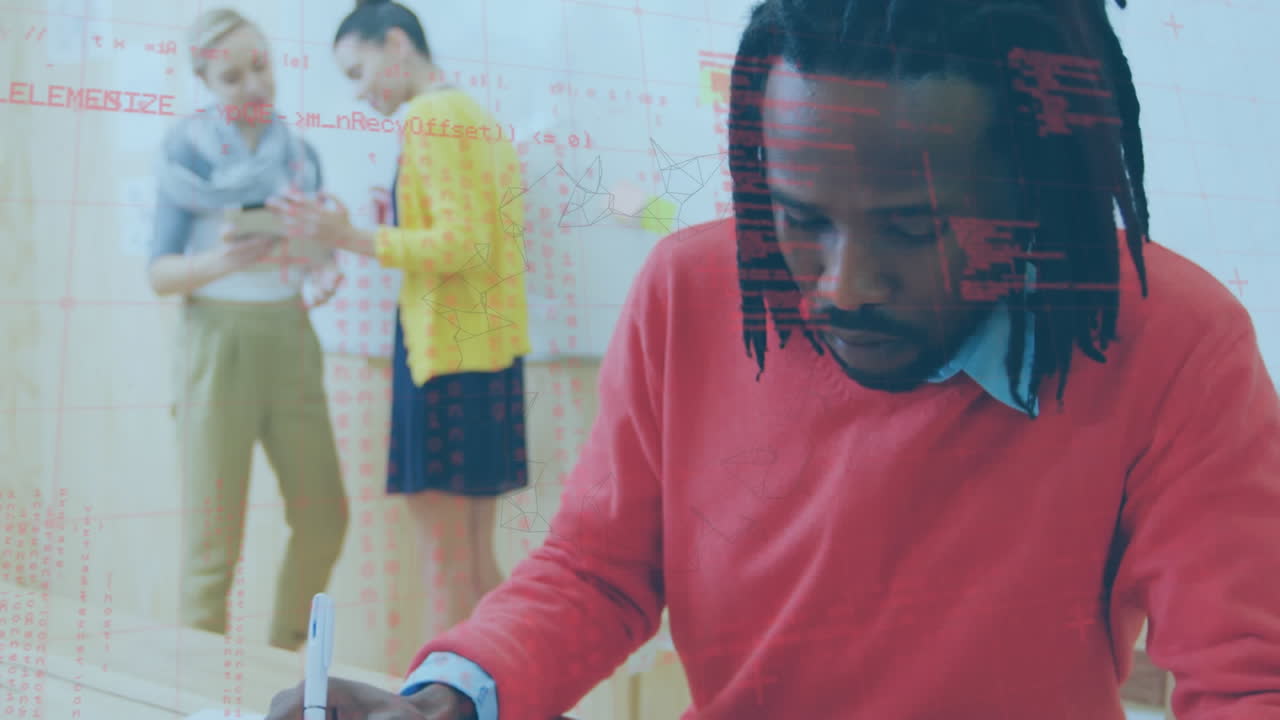 animación de anillos giratorios y procesamiento de datos sobre un hombre afroamericano sonriente en el lugar de trabajo