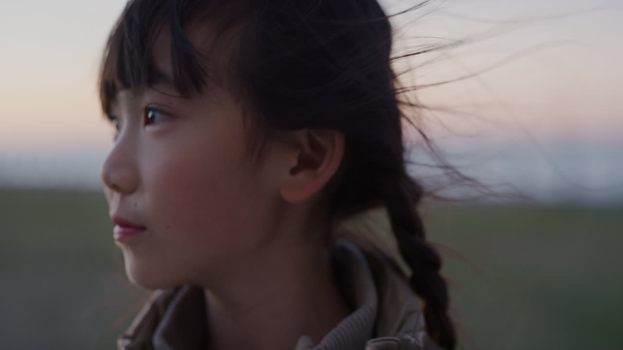 가까운 초상화: 미소 짓는 작은 아시아 소녀, 바가 공원에서 여름 휴가를 즐기며 행복하게 돌아다니며