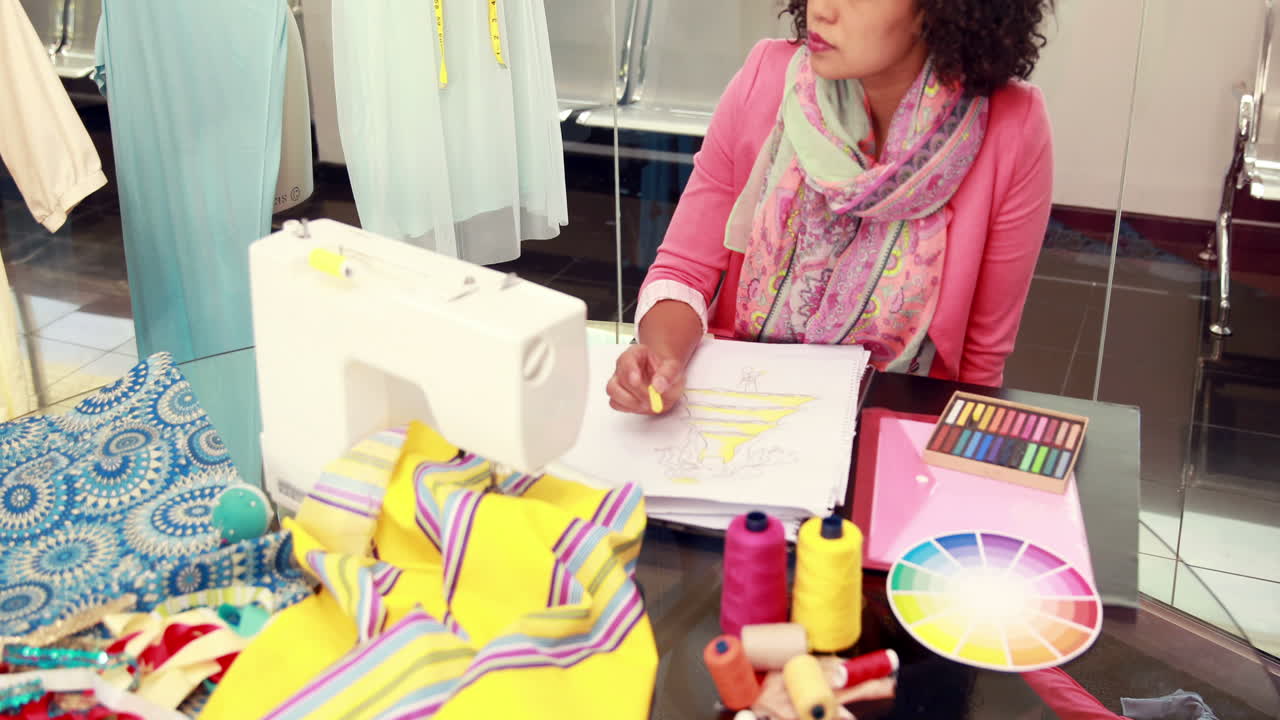 atractiva diseñadora de moda dibujando en el trabajo