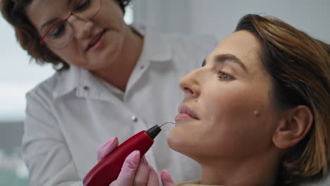 Mujer-Haciendo-Tratamiento-De-Hardware-Con-Un-Moderno-Dispositivo-Ultravioleta-En-El-Primer-Plano-De-La-Clínica.