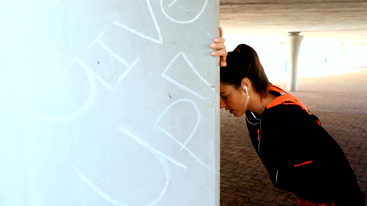 mujer corriendo al aire libre 4k