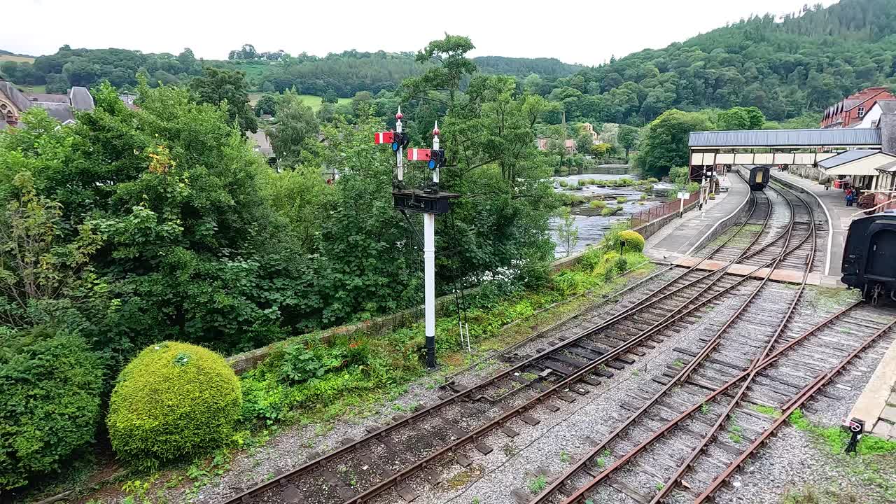 경치 좋은 wrexham 기차역을 통과하는 열차