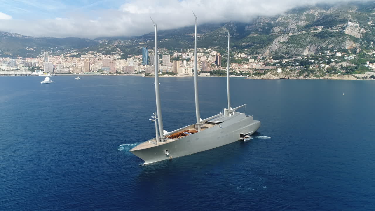 Superyacht russo nella baia di Monaco.