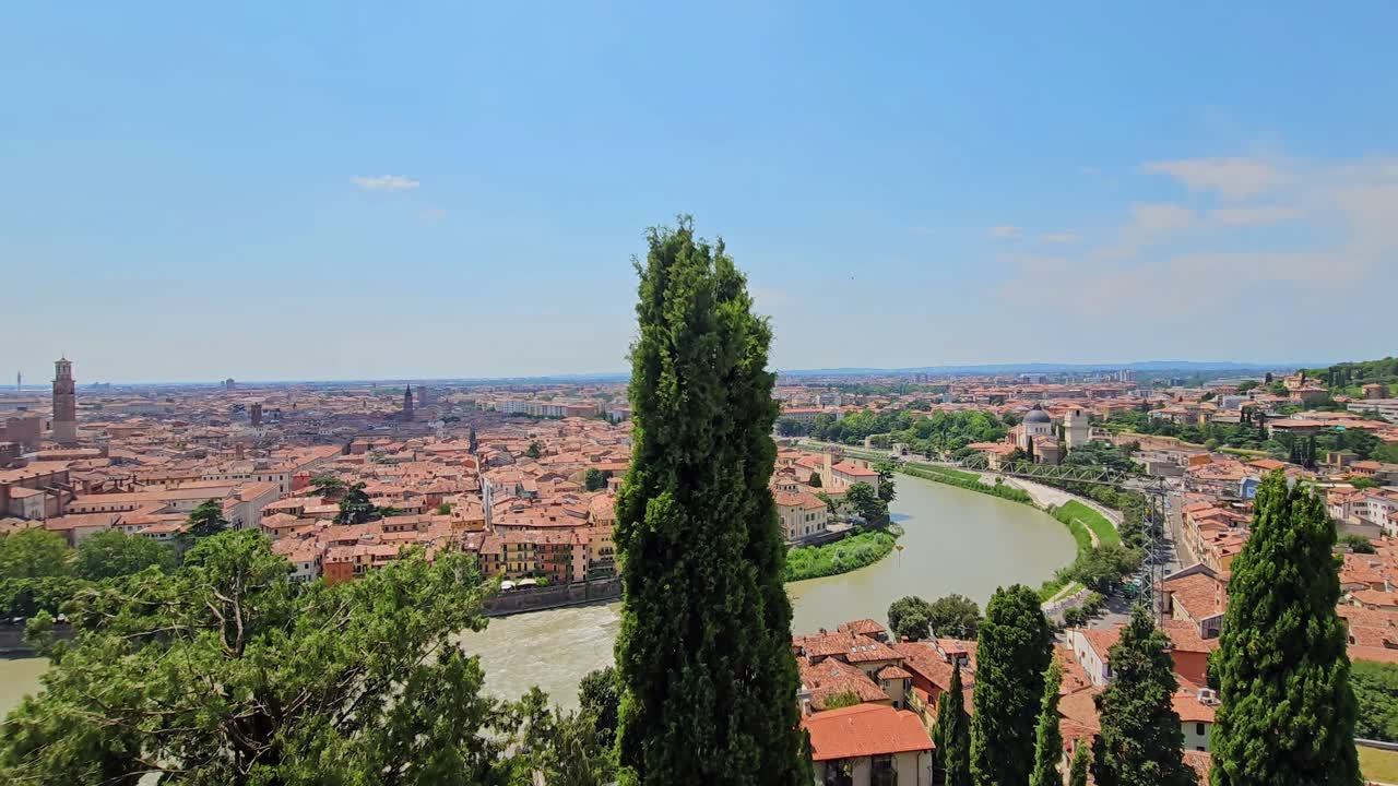 infraestructura de ladrillo rojo de verona desde el funicolare di castel san pietro