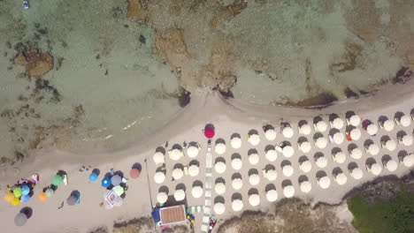 Luftaufnahme-Von-Oben-Nach-Unten-über-Den-Strand-Von-Specchiolla-Und-Das-Transparente-Meer,-Apulien