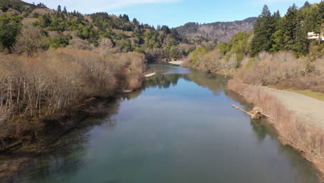 Drohne-Fliegt-Tief-über-Den-Chetco-River-In-Oregon