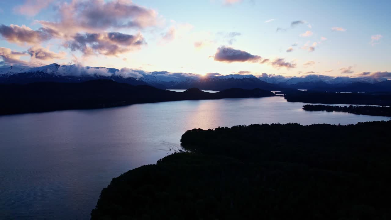 Luftbåren tracking-optagelse af solnedgang over Nahuel Huapi-søen og Andesbjergene i Patagonien, Argentina.