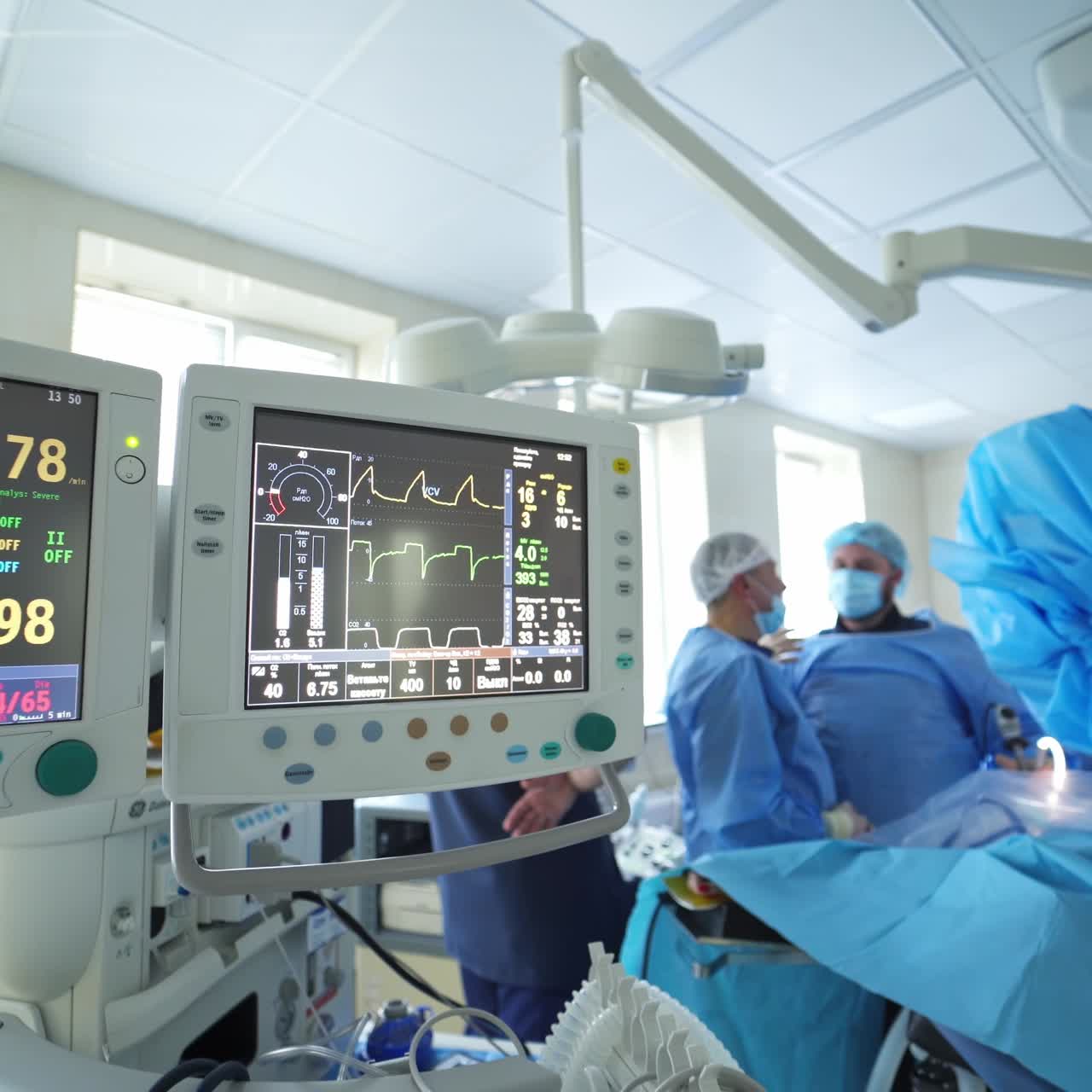 Monitor della frequenza cardiaca in sala operatoria. Vista ravvicinata del monitor ECG in sala operatoria.