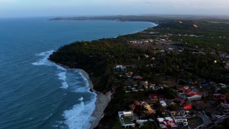 Hermosa-Toma-Aérea-De-Drones-De-La-Costa-Tropical-De-Tibau-Do-Sol-Cerca-De-Pipa,-Brasil-En-Una-Cálida-Tarde-De-Verano