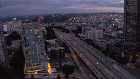 Drohnenaufnahme-Des-Verkehrs,-Der-In-Die-Belebte-Innenstadt-Von-Seattle-Einfährt