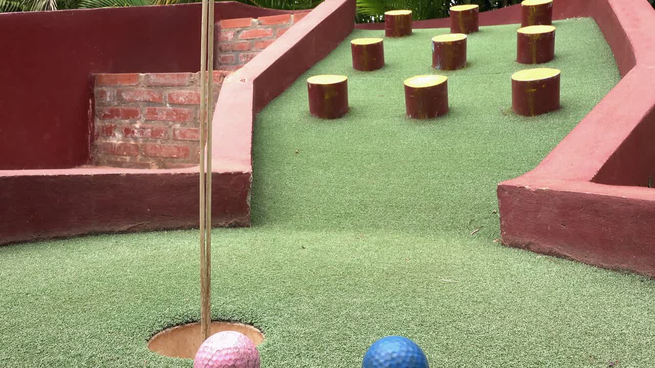 sorteando obstáculos para llegar al green y al hoyo en el campo de minigolf
