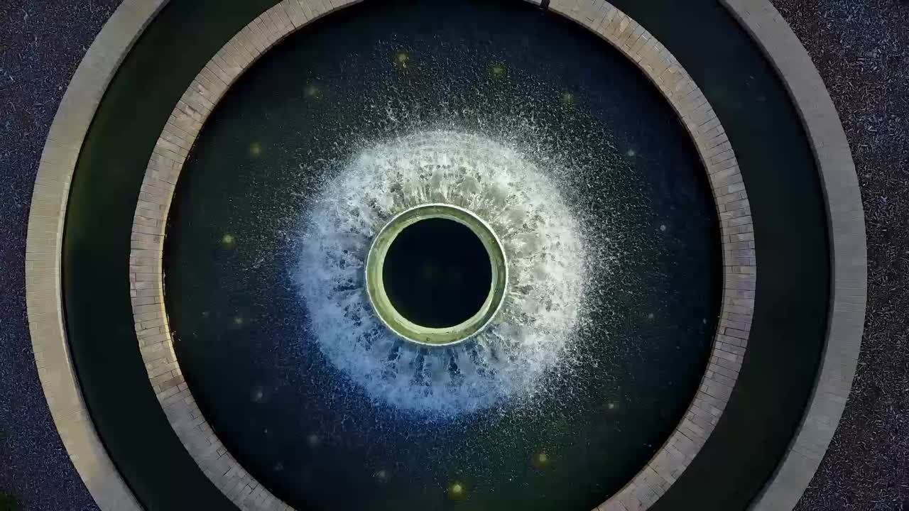 la fuente fuera de un gimnasio escolar al amanecer