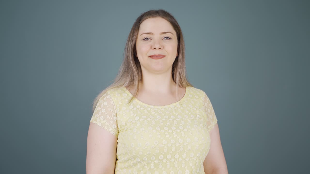 la joven está soñando.