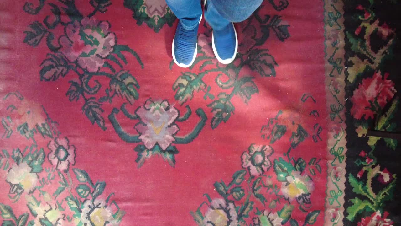 persona de pie en una alfombra tradicional con patrones florales
