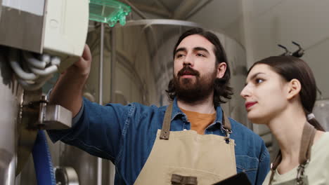 personas que trabajan en una cervecería