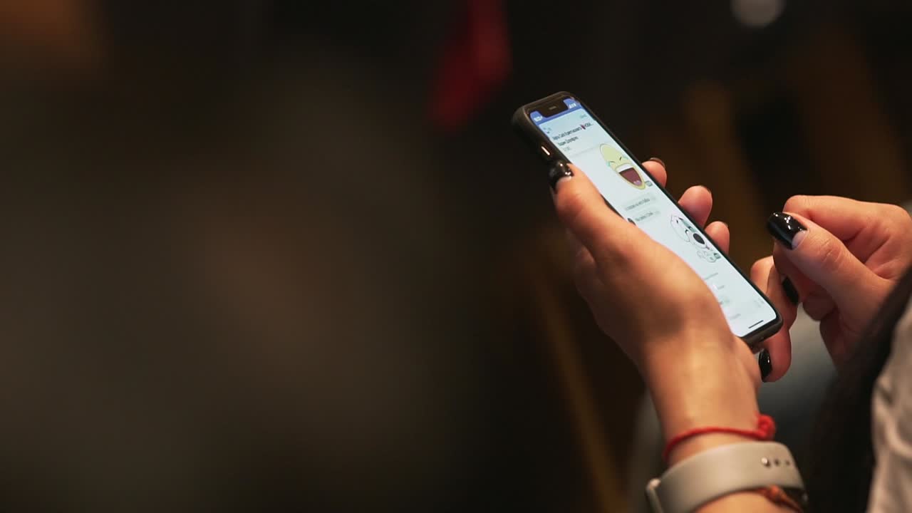 persona que utiliza un teléfono inteligente