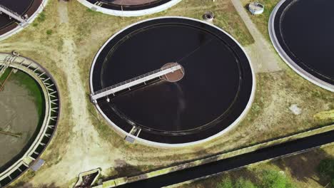 planta de tratamiento de aguas residuales. tanque redondo de sedimentación