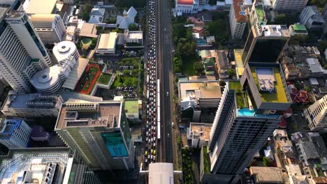 bts skytrain en bangkok sale de la estación de saint louis en el distrito de negocios