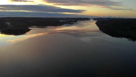 Vista-Aérea-Del-Paisaje-Del-Fiordo-Escandinavo,-Reflejo-Del-Cielo-Del-Atardecer,-Adelante