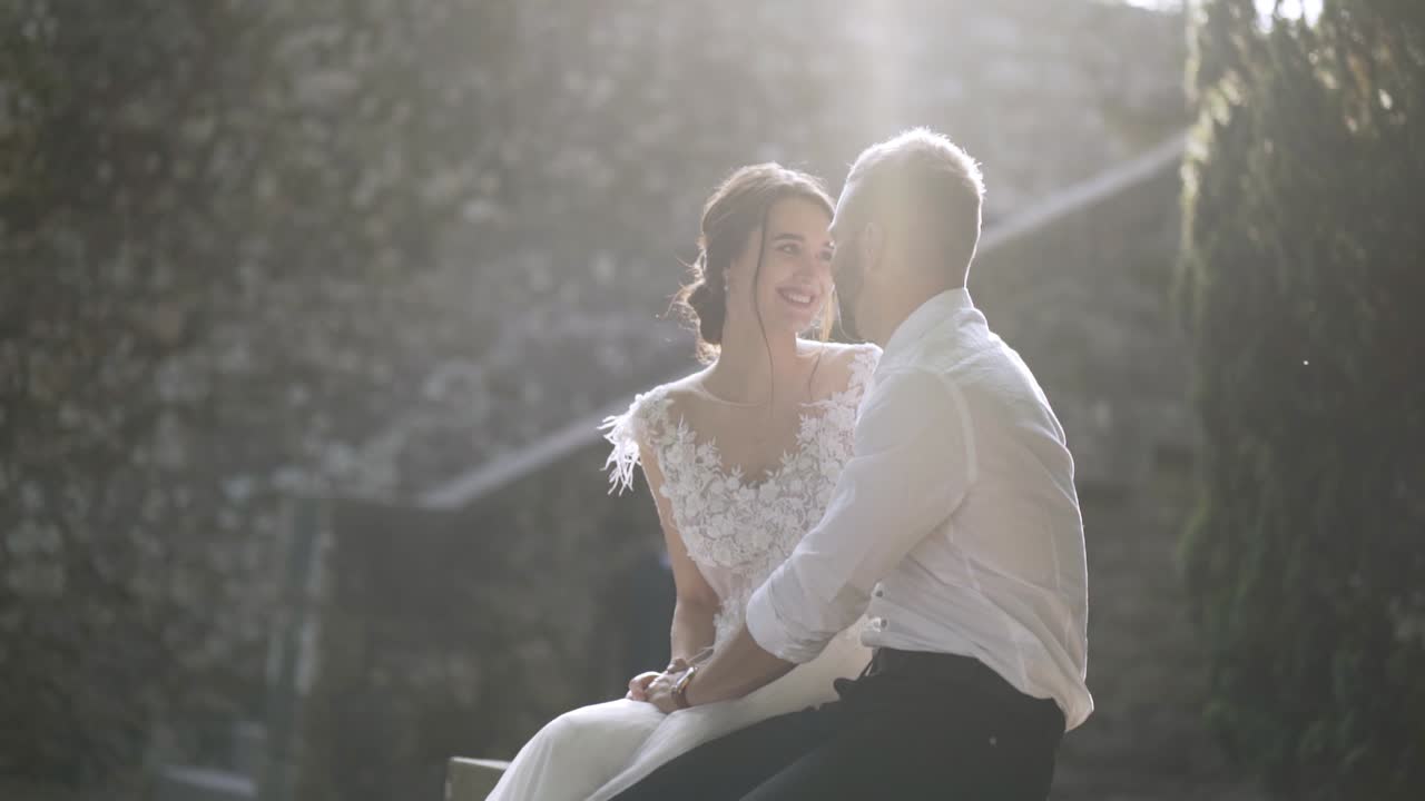 Coppia innamorata, ritratto di matrimonio romantico all'aperto