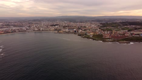 Panoramablick-Auf-Den-Sonnenuntergang-Aus-Der-Luft-über-Das-Stadtbild-Von-La-Coruna