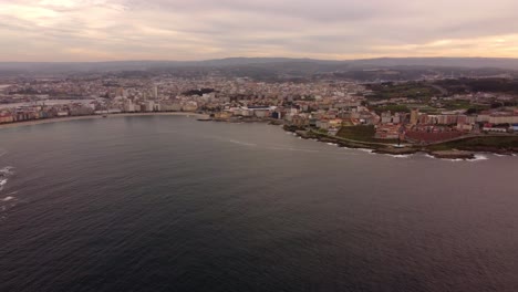 vista aérea panorámica de la puesta de sol del paisaje urbano de la coruña
