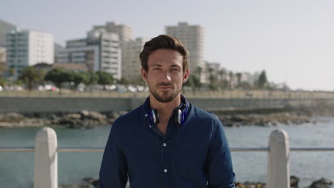 retrato de um jovem atraente parecendo confiante e bem sucedido em uma bela praia ensolarada
