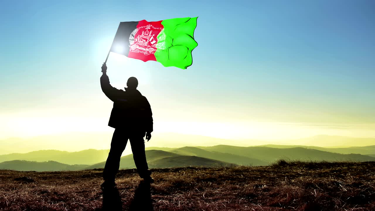 성공적인 실루 남자 우승자 산 꼭대기에서 아프가니스탄 발을 흔들고, 시네마그라프 루프 배경