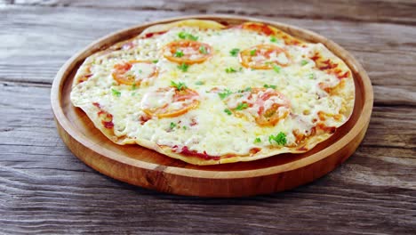 pizza al horno con aderezos de tomate cereza
