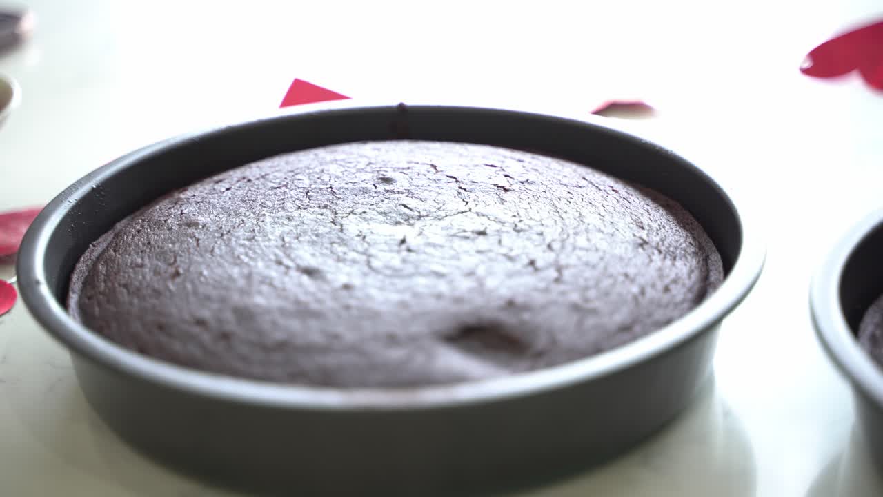 sartén lento a través de la mesa de dos pasteles de chocolate recién horneados pastel de chocolate vegano sin huevos a base de plantas sin lácteos