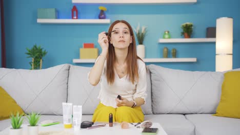 La-Mujer-Joven-Se-Está-Aplicando-Rímel-En-Los-Ojos.