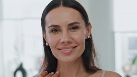 Pov-Chica-Satisfecha-Posando-En-El-Apartamento.-Retrato-Mujer-Sonriente-Mirando-Cámara