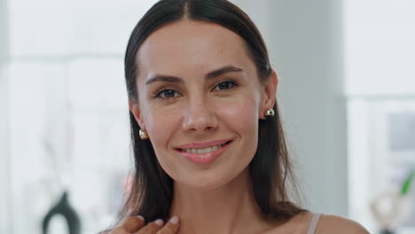 pov chica satisfecha posando en el apartamento. retrato de mujer sonriente mirando la cámara