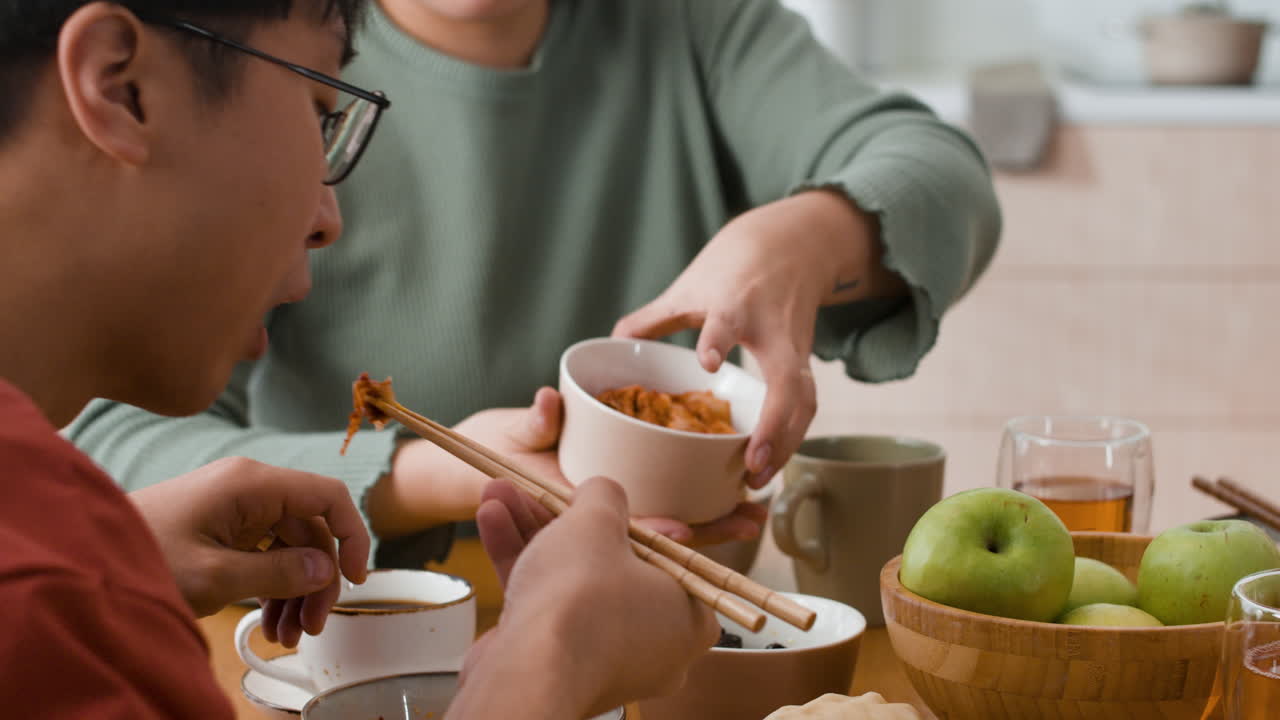 가족 이 함께 식사 하는 것
