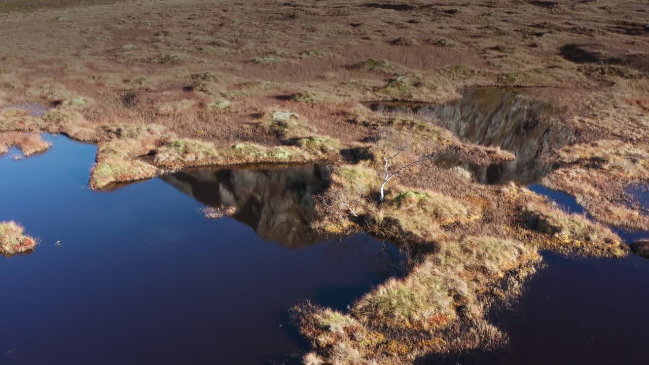 노르웨이 북부의 호수와 웅덩이가 흩어져 있는 늪지대의 공중 전망