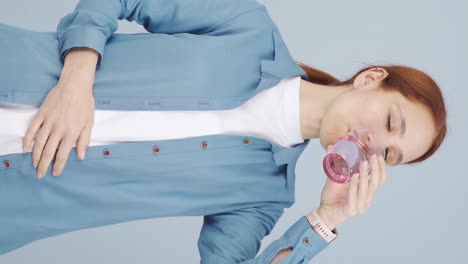 물을 섭취하는 여성의 수직 비디오.