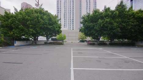 un estacionamiento considerablemente vacío durante la pandemia de covid-19 en los ángeles, california