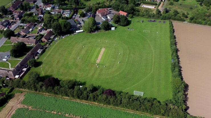 Filmato drone 4K di una tipica partita di cricket in un villaggio del Kent, Regno Unito